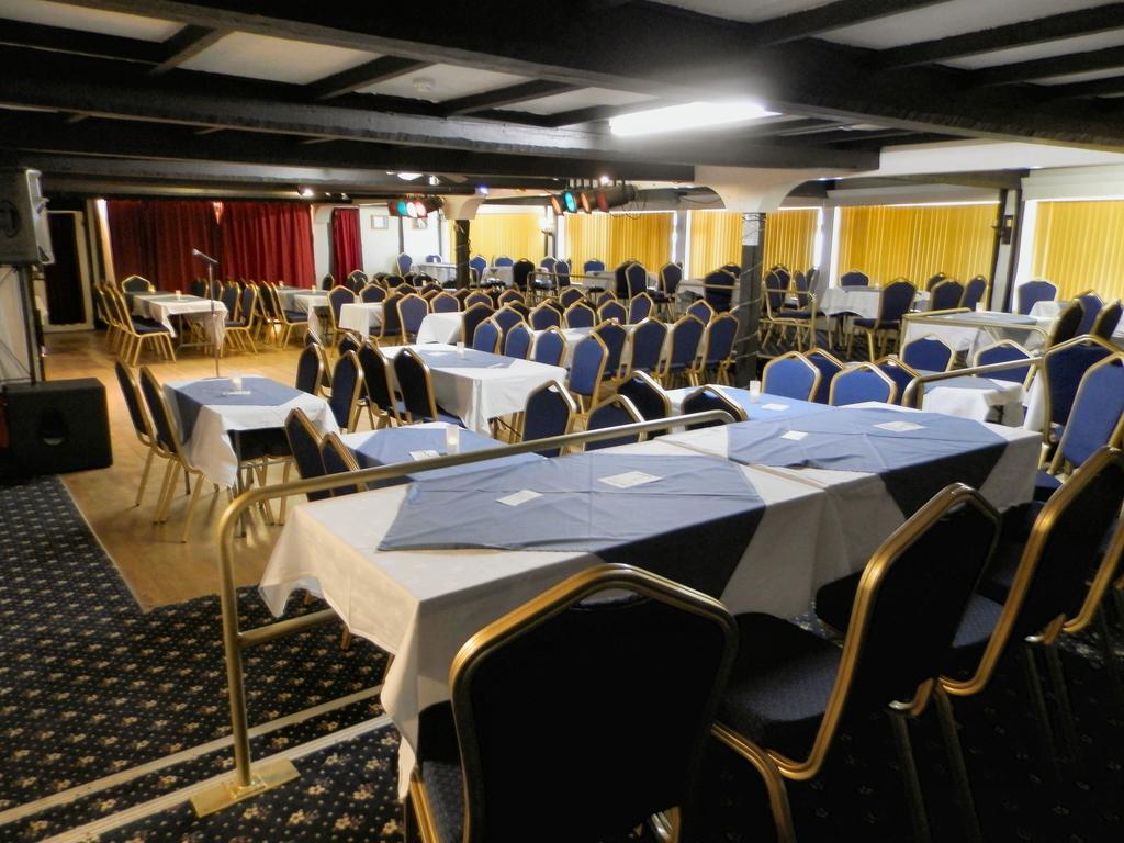 Wayside Cheer Hotel Castel Екстер'єр фото