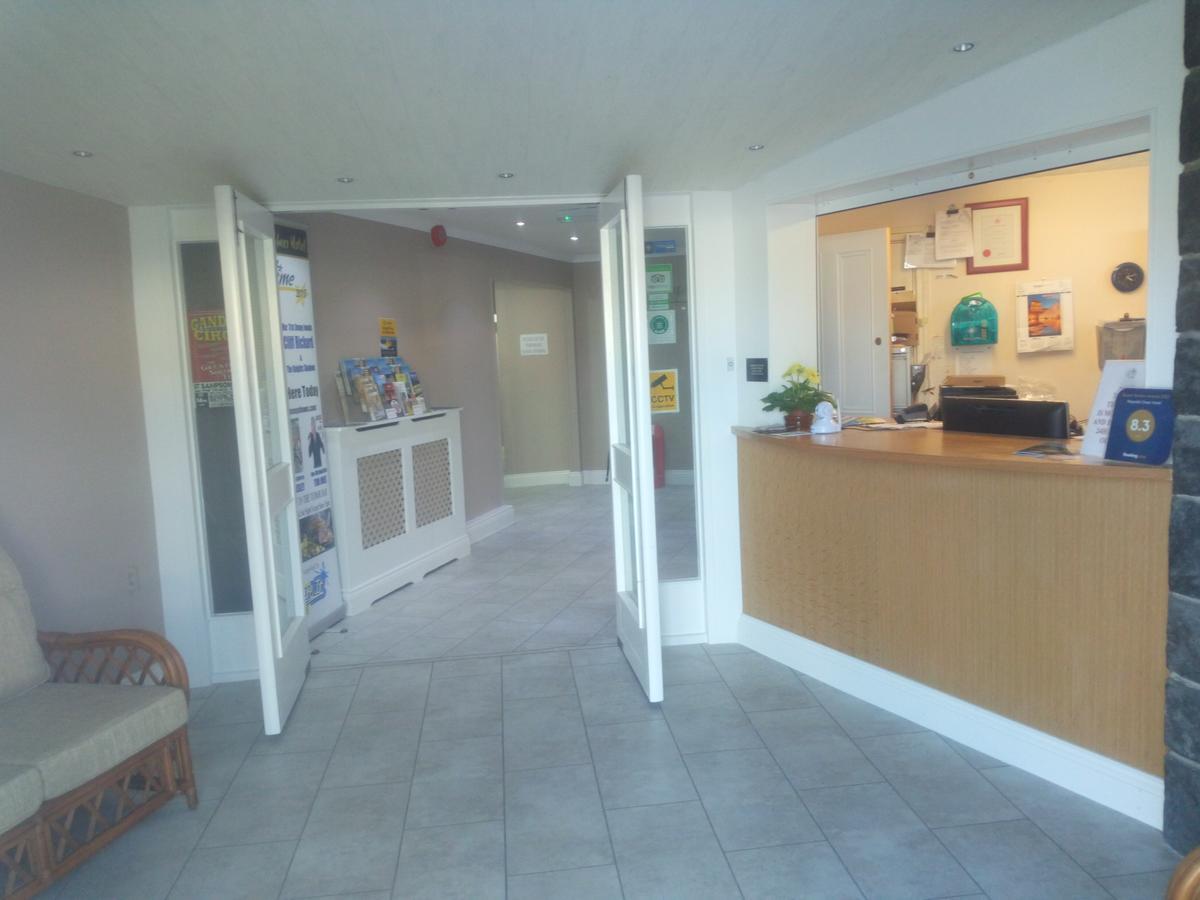 Wayside Cheer Hotel Castel Екстер'єр фото