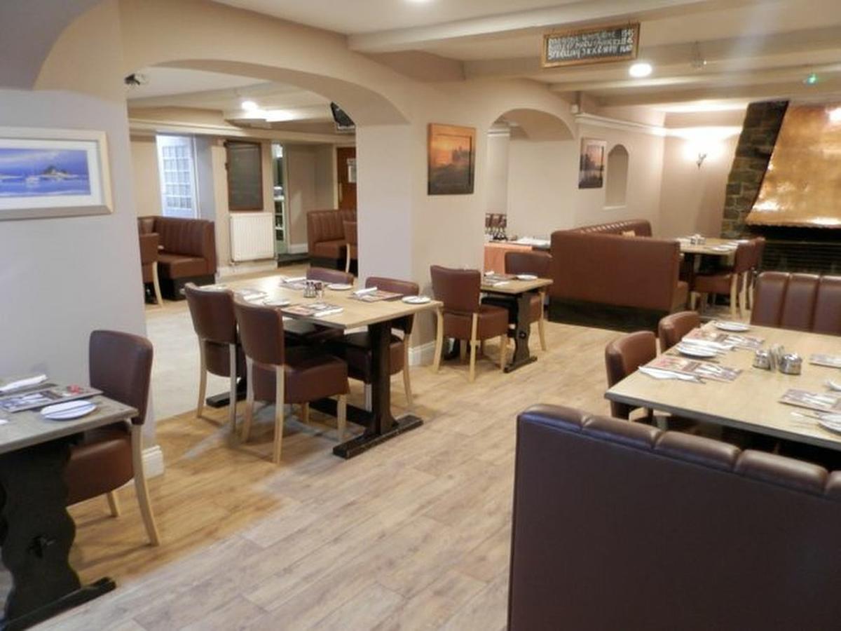Wayside Cheer Hotel Castel Екстер'єр фото