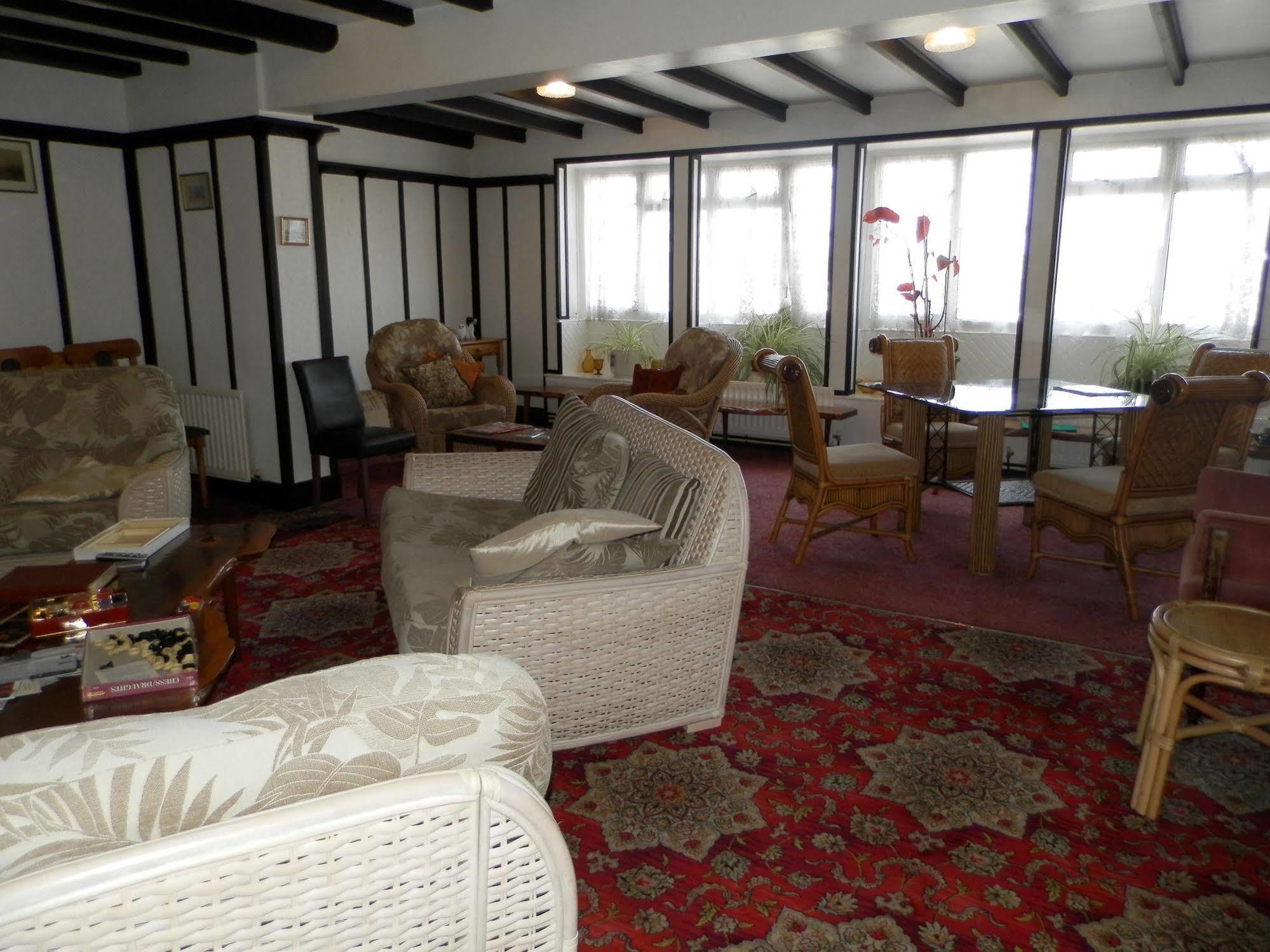 Wayside Cheer Hotel Castel Екстер'єр фото