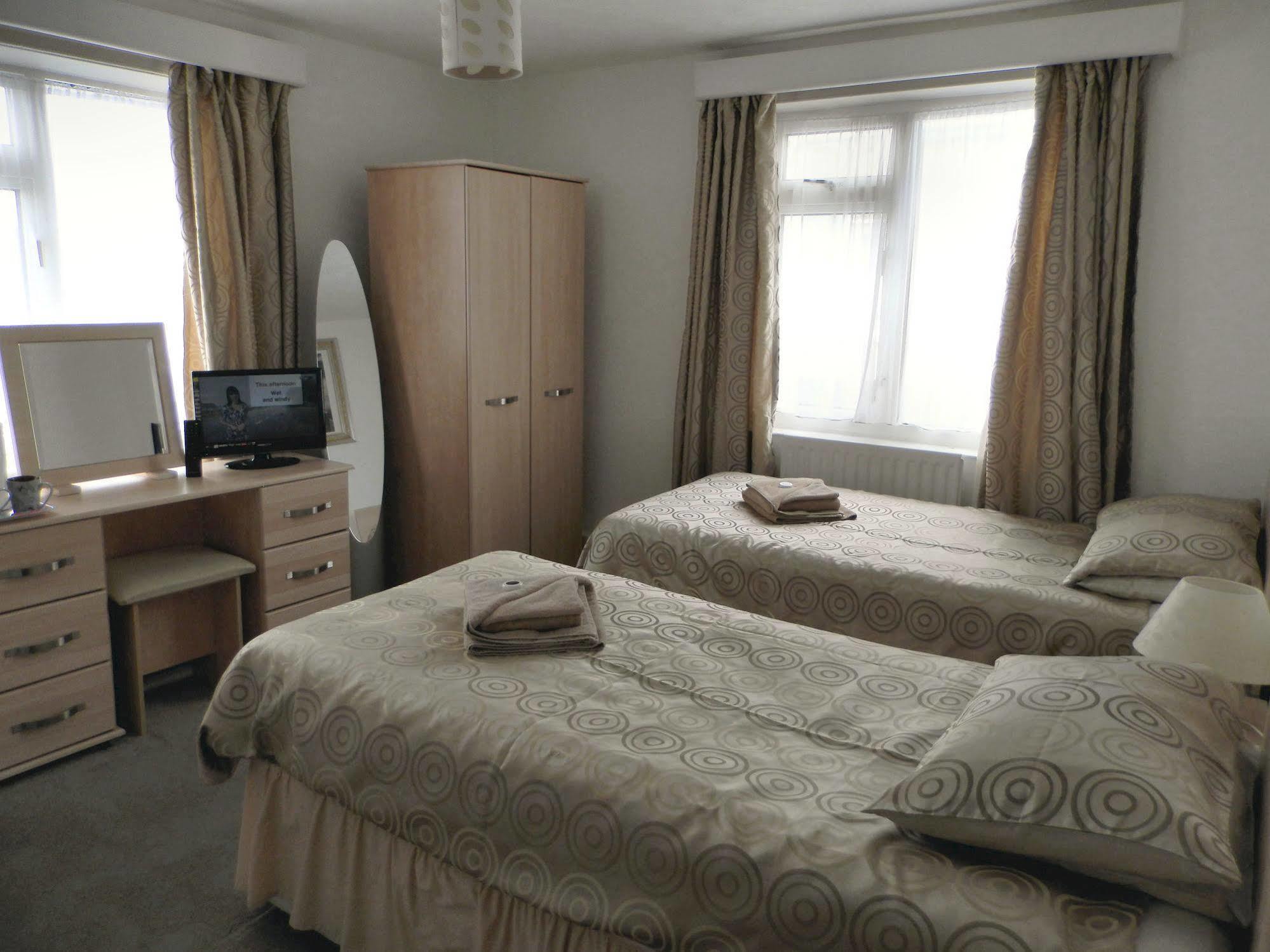 Wayside Cheer Hotel Castel Екстер'єр фото