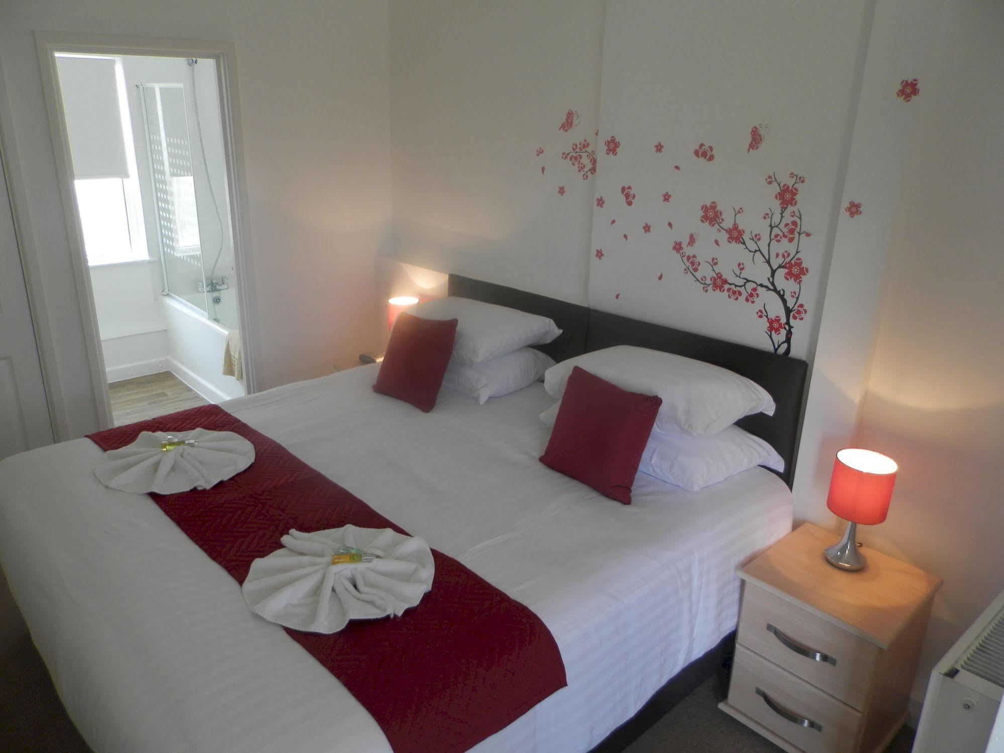Wayside Cheer Hotel Castel Екстер'єр фото