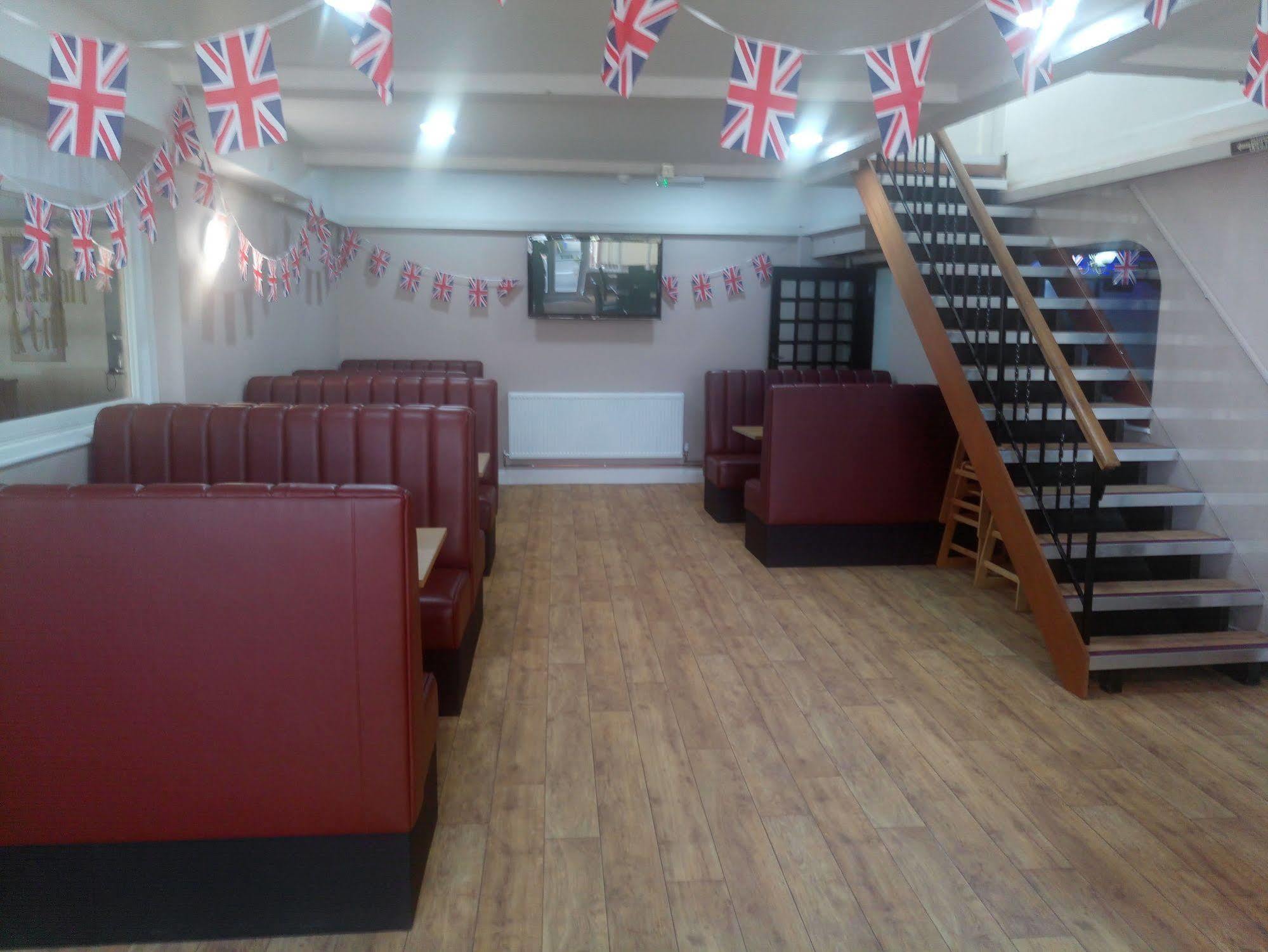 Wayside Cheer Hotel Castel Екстер'єр фото