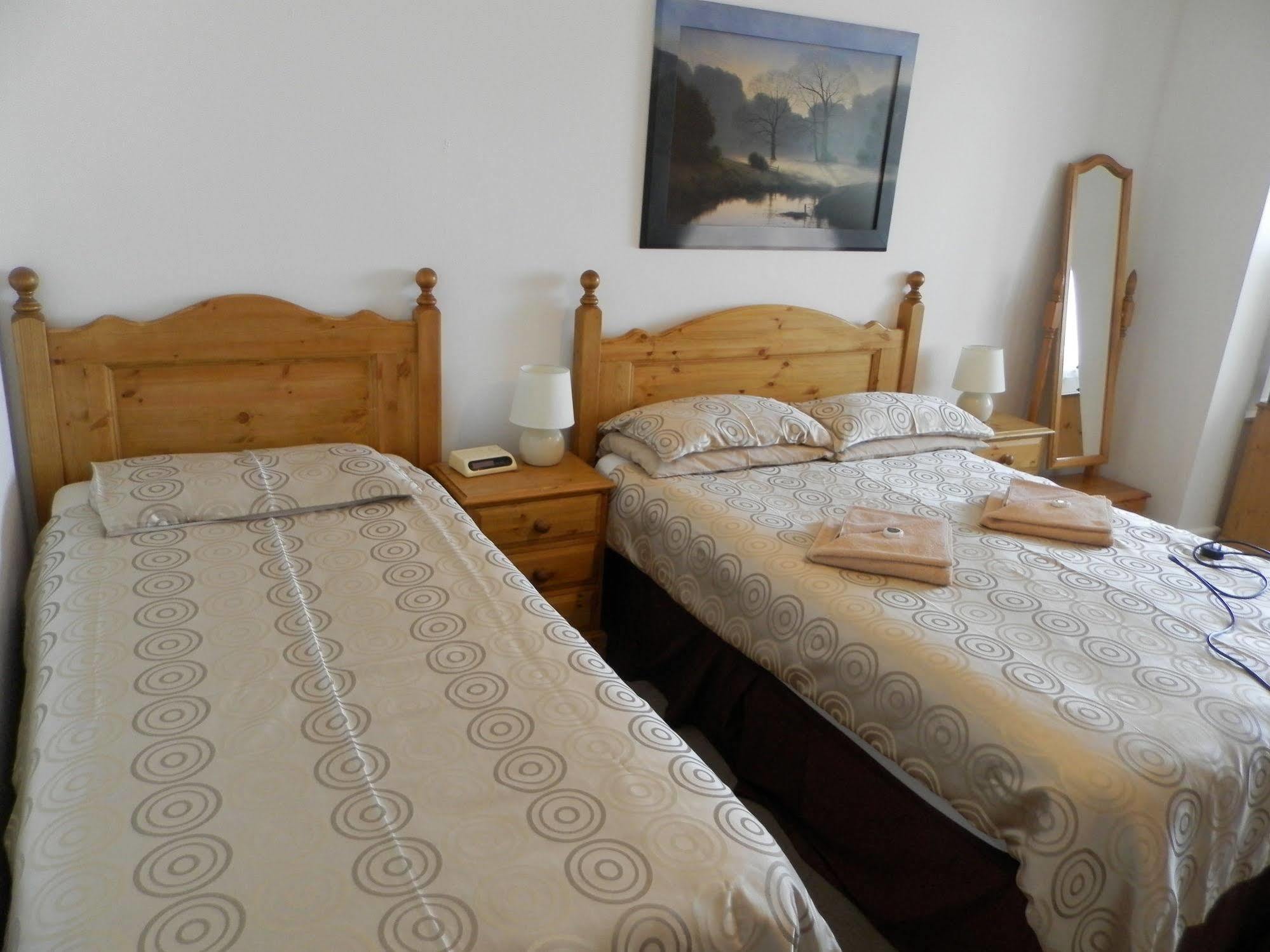 Wayside Cheer Hotel Castel Екстер'єр фото