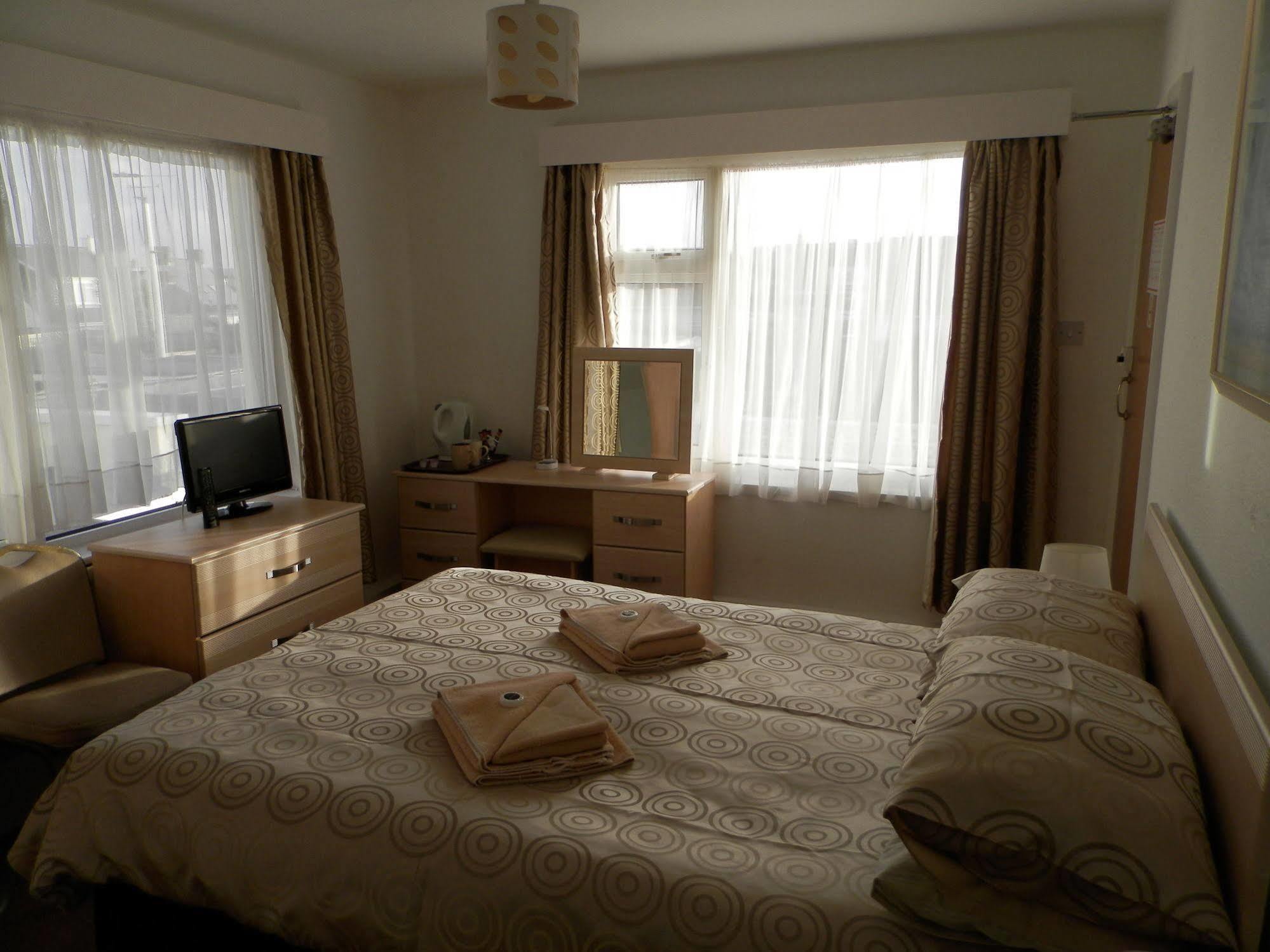 Wayside Cheer Hotel Castel Екстер'єр фото