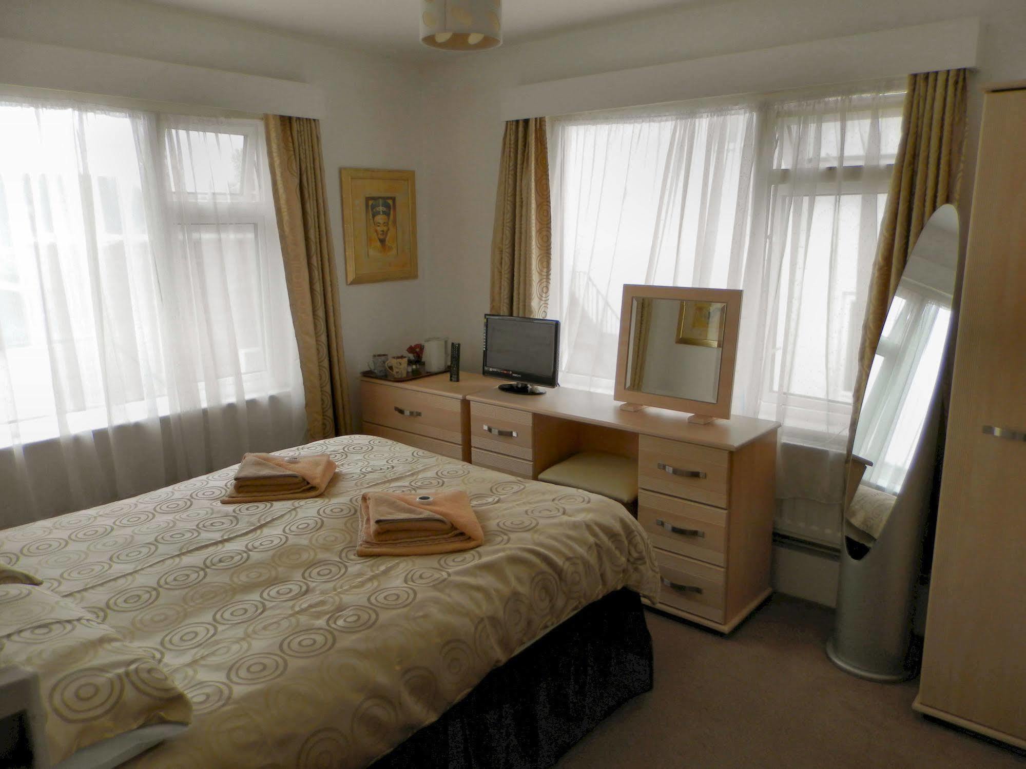 Wayside Cheer Hotel Castel Екстер'єр фото
