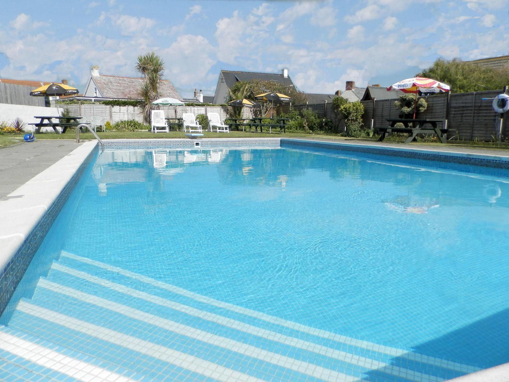 Wayside Cheer Hotel Castel Екстер'єр фото